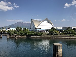 A Kagoshima Akvárium és a Sakurajima-hegy a Sakurajima Ferry hajójáról