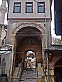 Il cancello d'ingresso del cortile della moschea accanto allo storico bazar coperto