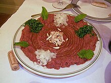 https://upload.wikimedia.org/wikipedia/commons/thumb/1/17/Kibbeh_Nayyeh.jpg/220px-Kibbeh_Nayyeh.jpg