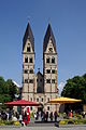 Deutsch: Kastorhof: Katholische Kirche St. Kastor; ehemalige Stiftskirche, dreischiffige Tuffstein-Basilika mit Doppelturmfassade (Mitte des 11. Jahrhunderts) und Chorflankentürmen auf den Fundamenten eines karolingischen Vorgängerbaus, im Wesentlichen aus der Mitte des 12. Jahrhunderts und um 1200 used on 1 pages in 1 wikis