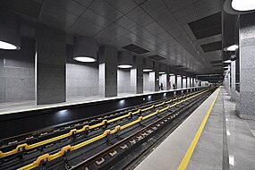 Центральный зал станции с боковыми платформами