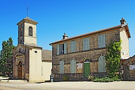 Radnice a kostel v La Villeneuve-les-Convers