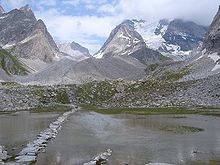 Lac des Vaches dans la vallée de la Glière. En arrière-plan, la Grande Casse et son glacier.