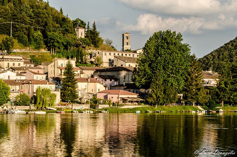 File:Lago di Piediluco day.jpg