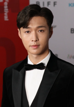 Lay at Busan International Film Festival Opening Ceremony on October 4, 2018 (2).png