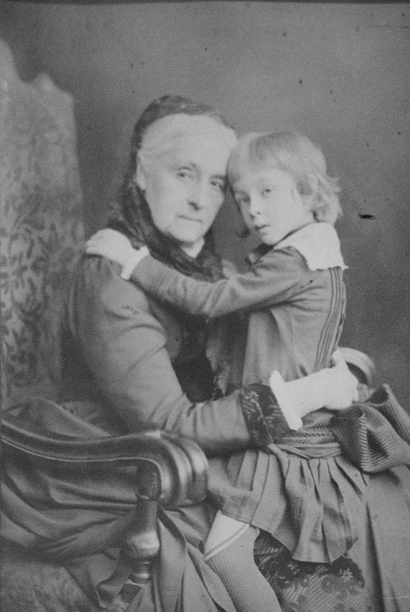 Leonilla mit Lieblingsenkel Prinz Gustav Alexander.JPG