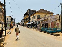 Ulice historického města Grand Bassam a také světové dědictví UNESCO.jpg