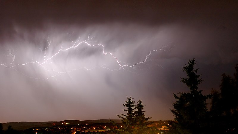 File:Lightning cloud to cloud (aka).jpg