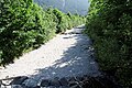 Trockenbett von der Brücke flussabwärts