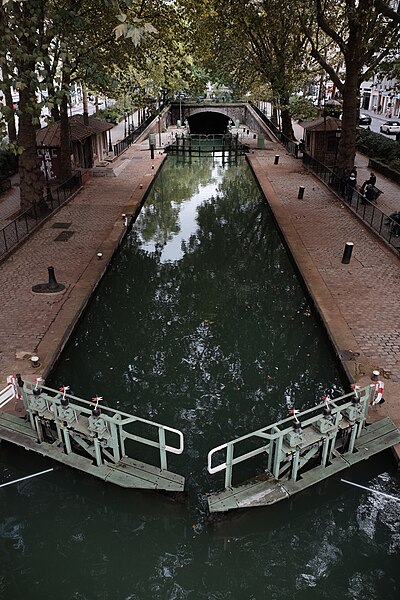 File:Lock on Canal Saint-Martin, Paris September 2015.jpg