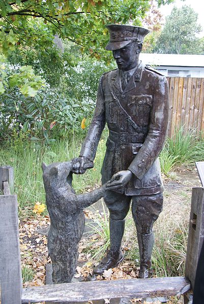 Fájl:London Zoo - Harry Colebourn and Winnie.jpg