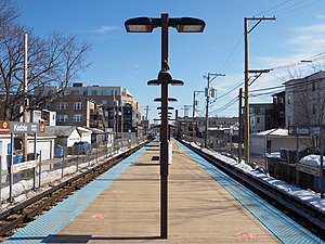 Looking east on the platform at Kedzie (Brown).jpg