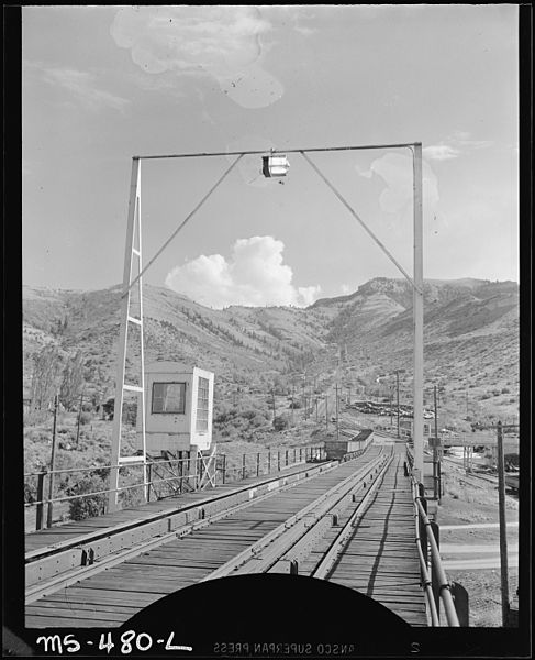 File:Looking toward mine portal from the tipple. United States Fuel Company, King Mine, Hiawatha, Carbon County, Utah. - NARA - 540439.jpg