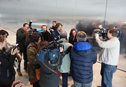 Louvre-Lens - Xavier Dectot accueille le millionième visiteur depuis l'inauguration, le 29 janvier 2014, dans La Galerie du temps (01).JPG
