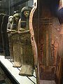 Parte inferior de un sarcófago con un pilar Dyed osírico. Museo del Louvre.