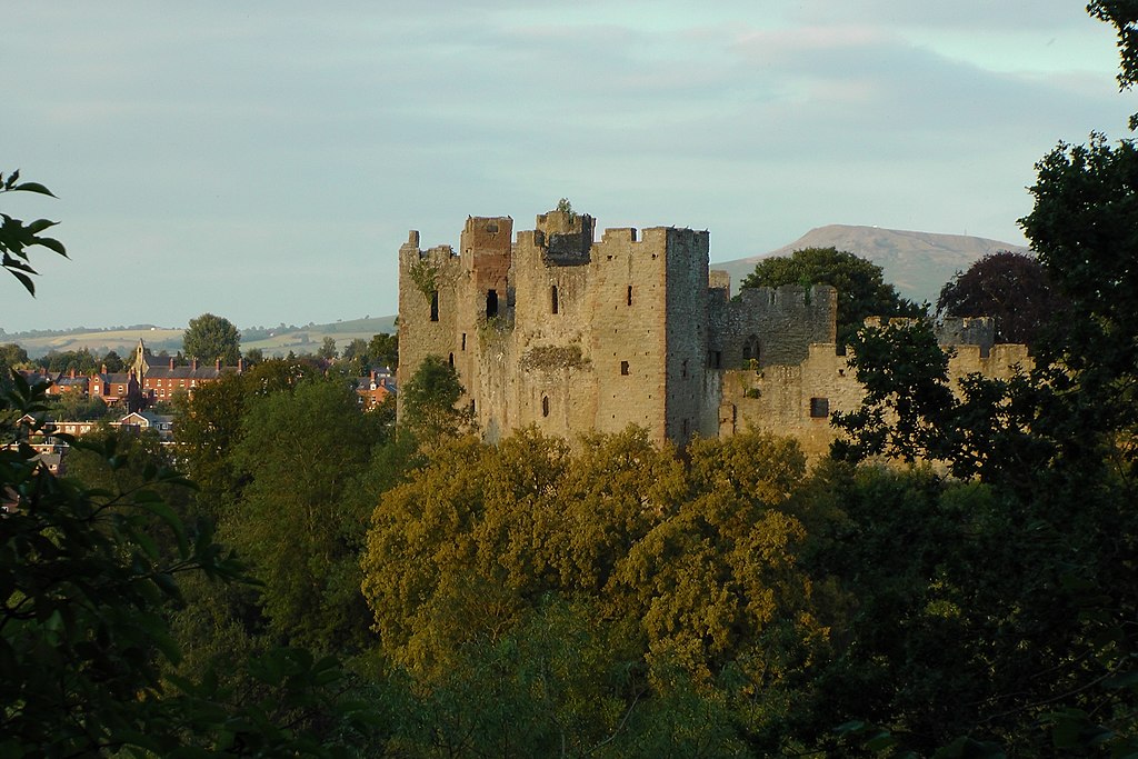 Small picture of Ludlow Castle courtesy of Wikimedia Commons contributors