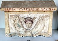Tèsta de Medusa sur un sarcofag etrusc. Vèrs lo siègle IV AbC. Musèu nacional d'arqueologia de l'Ombria.