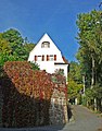 Wohnhaus in offener Bebauung, sowie Stützmauer aus Bruchstein (Teil der Gartenstadt-Siedlung Sonnenleite)