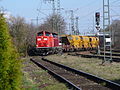 Six MFS-40 are pulled by a DB 210 and a DB 100 shunter locomotive.