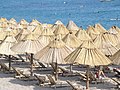 Čeština: Černá Hora, Sutomore - slunečníky na pláži