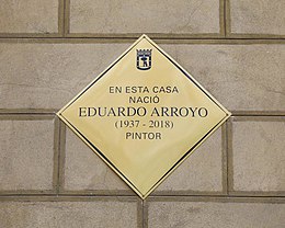 Madrid recuerda al pintor Eduardo Arroyo con una placa en la casa donde nació 01.jpg