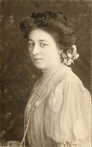 File:Marie Stephenson, stage chorus (SAYRE 9837).jpg