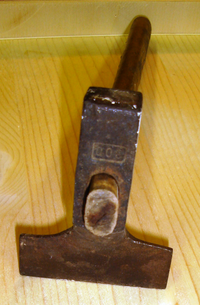 Front view of a veneering hammer Martellina.png