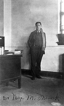 Max Michael Munk, 1926 in seinem Büro in Langley