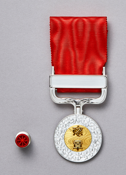 Награды японии. Медали Японии. Медали почёта Япония. Medal японская. Спортивная медаль Япония.