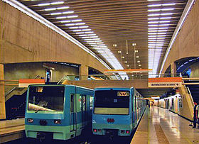 Zwei Züge vom Bahnhof auf Linie 2.