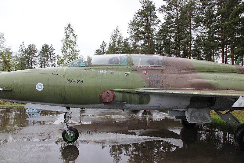 File:MiG-21UM (MK-126) Keski-Suomen ilmailumuseo 3.JPG