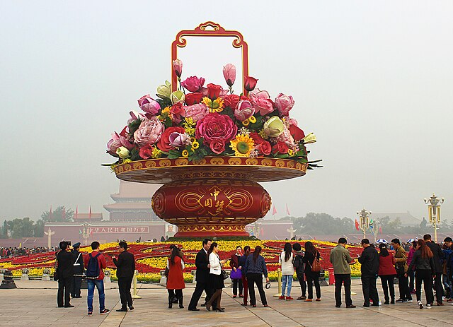 In der Mitte des Tian’anmen-Platzes. Im Hintergrund der Eingang zur Verbotenen Stadt