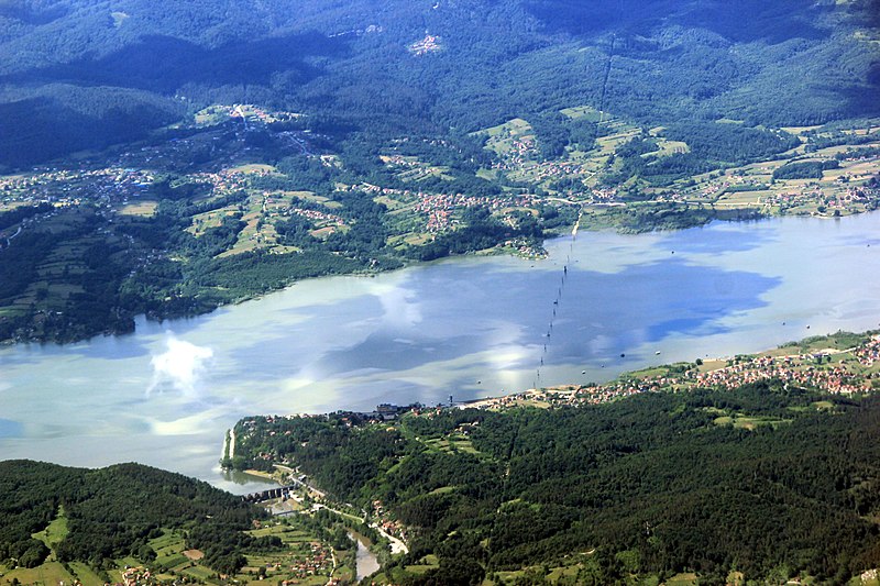 File:Modračko jezero Aerial 2.jpg