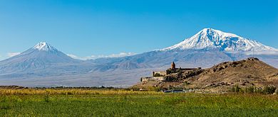 Al fondo: el monte Ararat