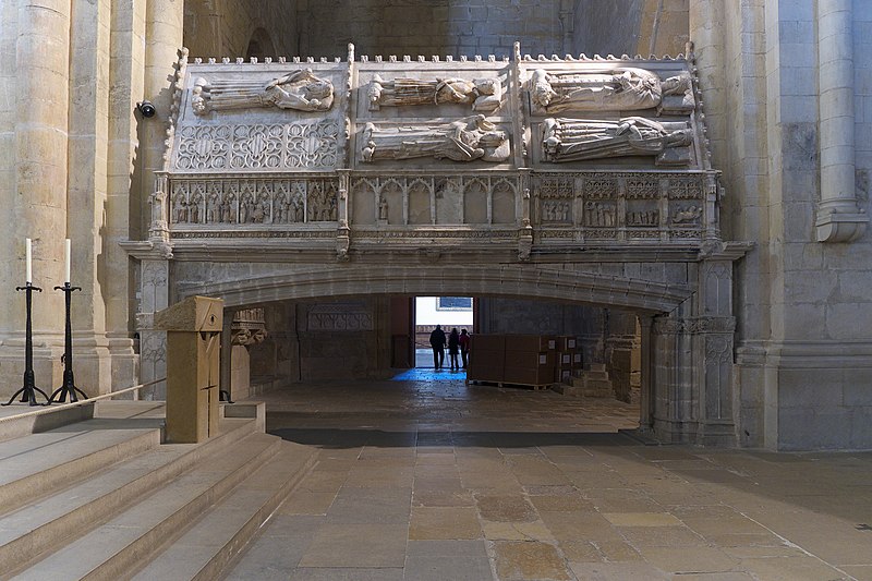 File:Monasterio de Poblet. Sepulcros Reales.jpg