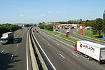 Une station-service au bord d'une autoroute.