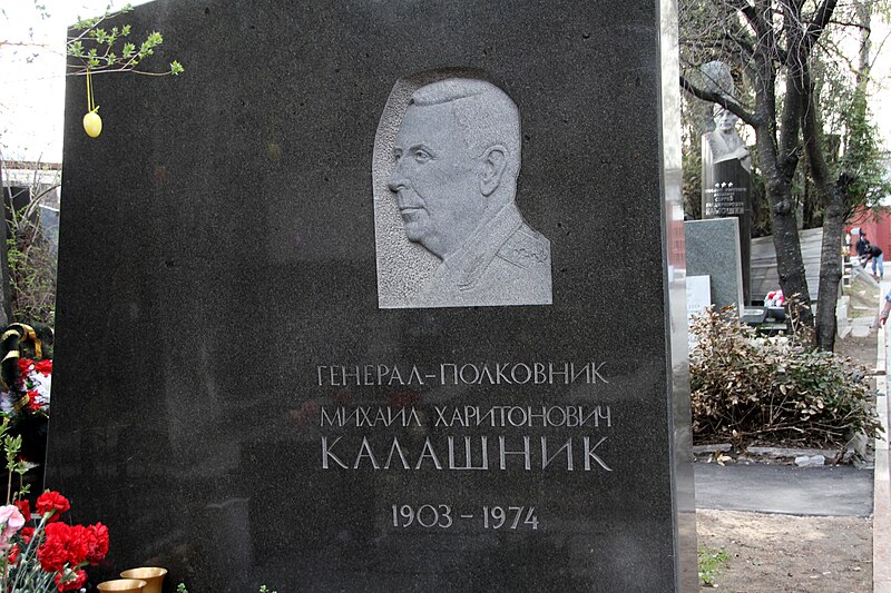 File:Moskau-Nowodewitschi-Friedhof-26-Michail Charitonowitsch Kalaschnik-2012-gje.jpg