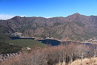 三湖台から望む御坂山地の王岳と鬼ヶ岳、手前に青木ヶ原と西湖、左手前に西湖民宿村