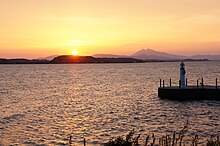 夕暮れの霞ヶ浦から望む筑波山