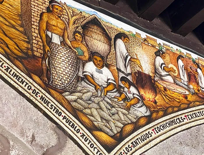 Archivo:Mural representando al maíz, el principal alimento de los ltetlaxcacas, ademas de sus derivados como la tortilla o tamales.webp