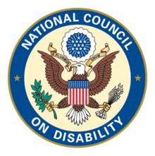 Kansallisen vammaisneuvoston sinetti, jossa on ympyrä, jossa on sininen rengas ja valkoiset kirjaimet, jotka kirjoittavat kansallisen vammaisneuvoston.  Keskellä on vaalea kermanvärinen tausta ja amerikkalainen kotkanharja.