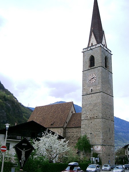 File:NLana Pfarrkirche Turm.JPG