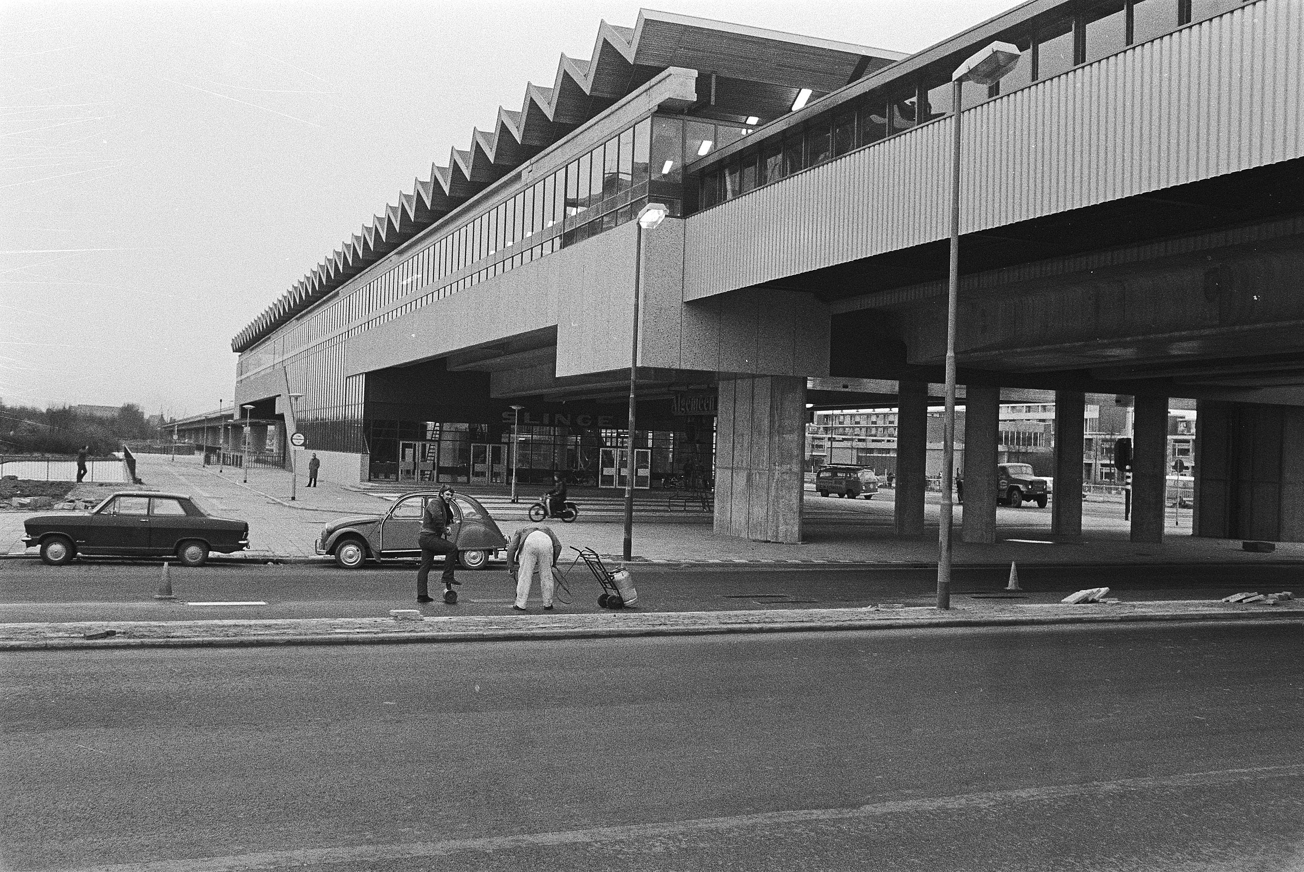 Ver weg Panorama Brawl File:Nieuwe metrostation Slinge wordt 25 november geopend, Rotterdam-Zuid  exterieur, Bestanddeelnr 924-0387.jpg - Wikimedia Commons