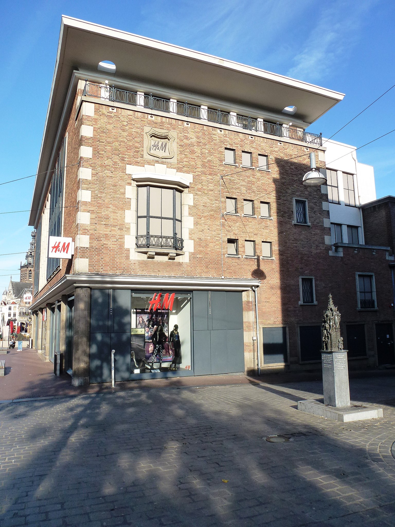 File:Nijmegen Winkelpand H&M Burchtstraat 1 zijgevel Gapershof 3.JPG -  Wikimedia Commons