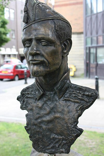 File:No Pasaran sculpture, Belfast, July 2010 (03).JPG