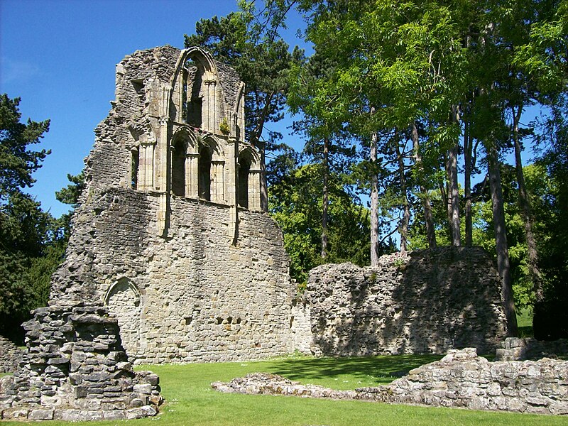 File:North transept, Much Wenlock Priory.jpg