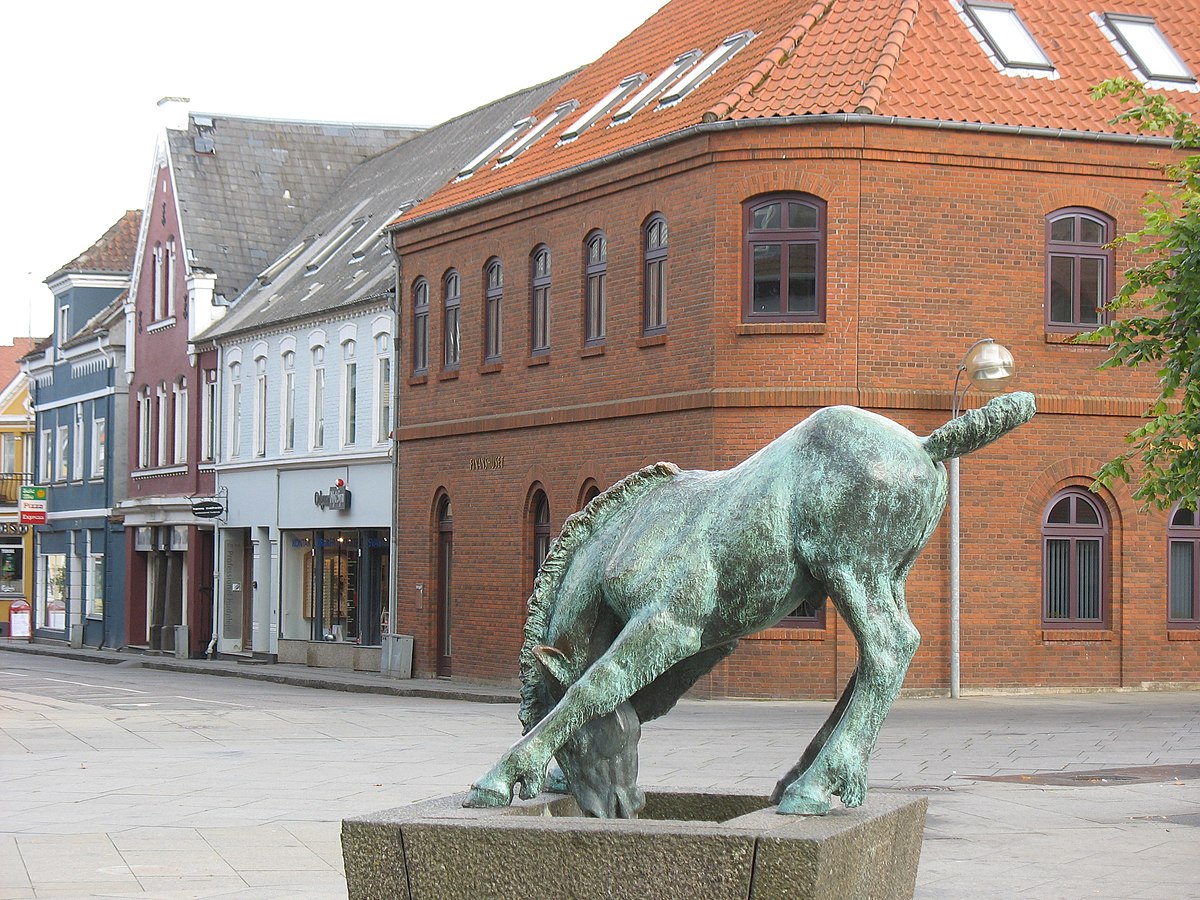 Fil:Nykøbing Mors - statue af hest.JPG - Wikipedia, den frie encyklopædi