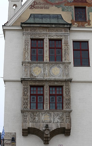 File:Obere Hauptstr. 2 Rathaus Detail Freising-2.jpg