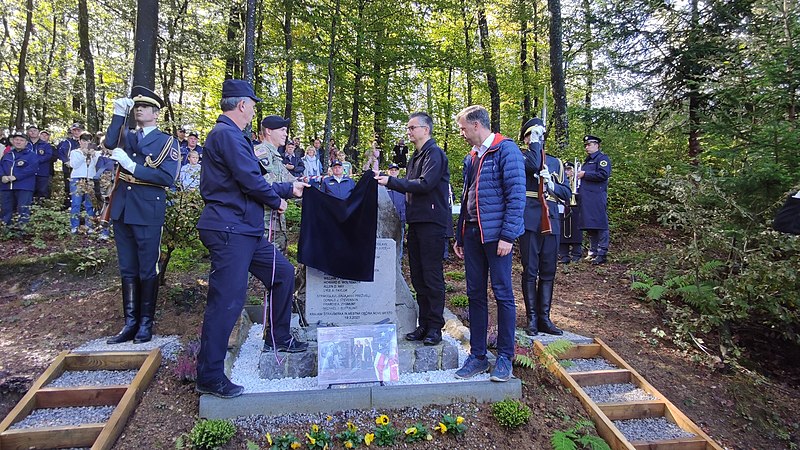 File:Odkrili spominsko obeležje ameriškim letalcem in domačinom Štravberka 03.jpg