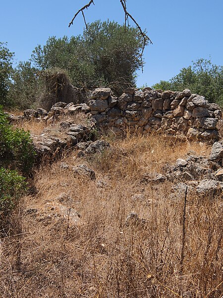File:Old stone structures at Chezib (Kh. Ghazy).jpg